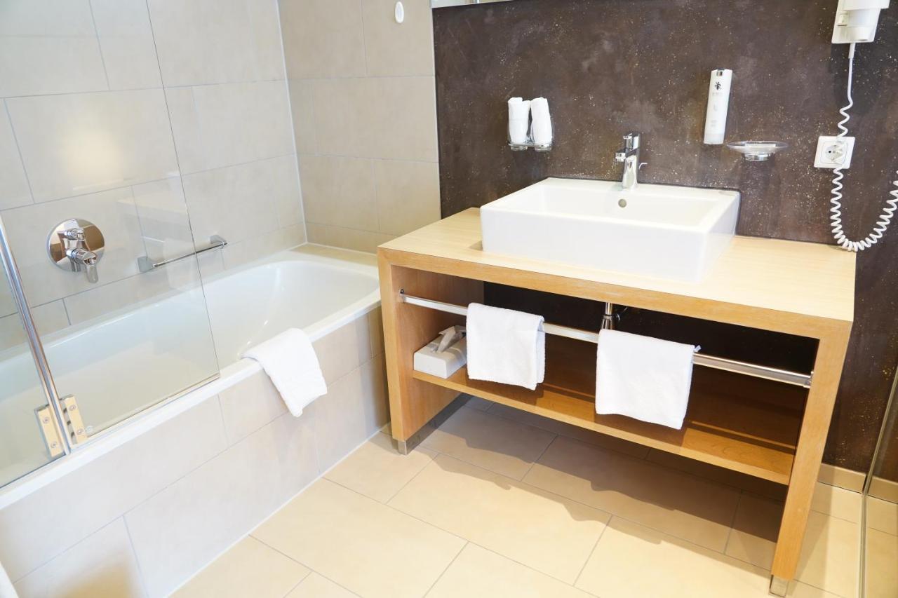 Quality Hosts Arlberg - Hotel Goldenes Kreuz B&B Sankt Anton am Arlberg Bagian luar foto