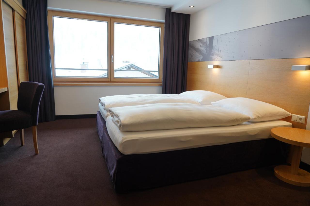 Quality Hosts Arlberg - Hotel Goldenes Kreuz B&B Sankt Anton am Arlberg Bagian luar foto