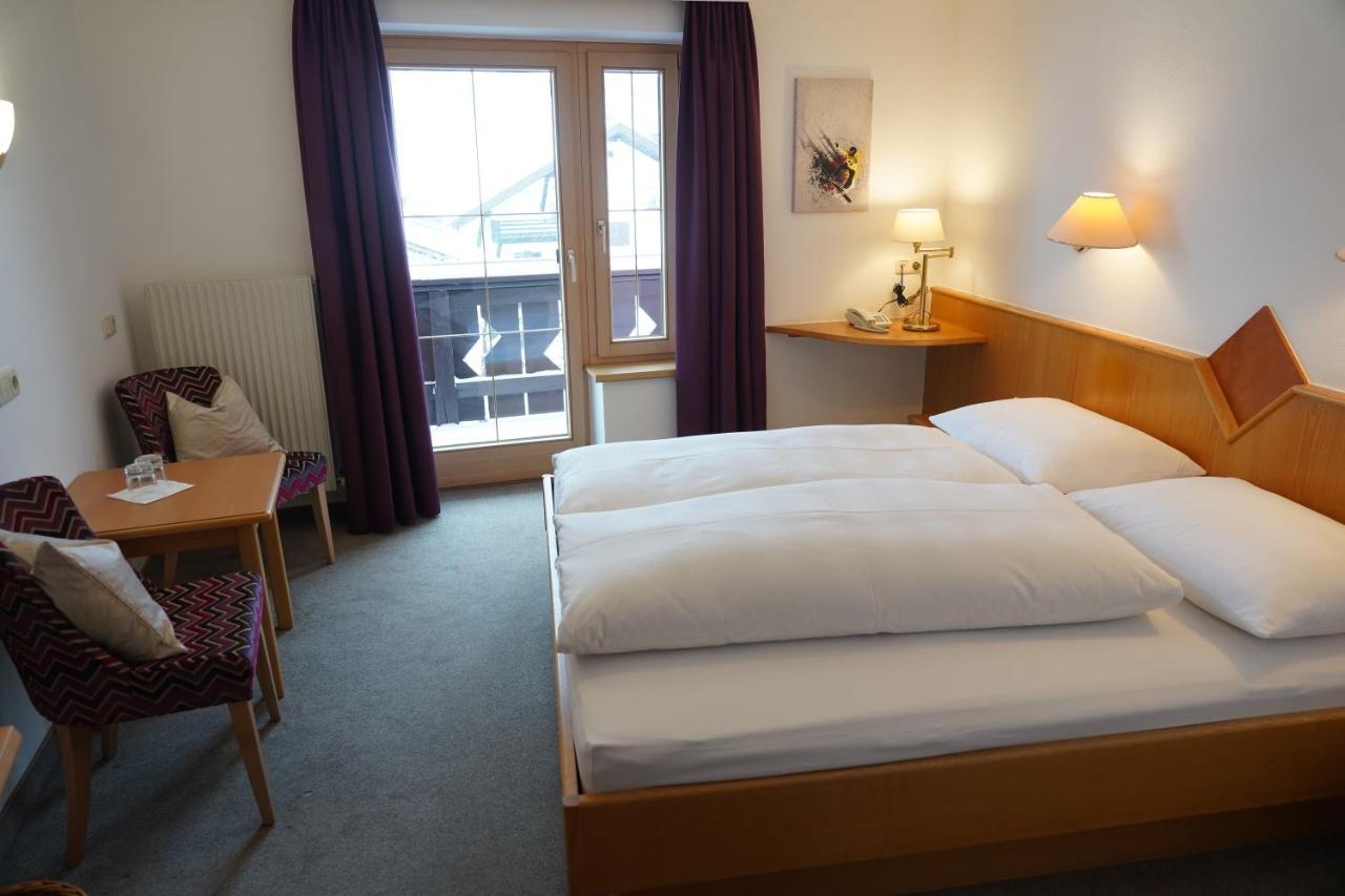 Quality Hosts Arlberg - Hotel Goldenes Kreuz B&B Sankt Anton am Arlberg Bagian luar foto