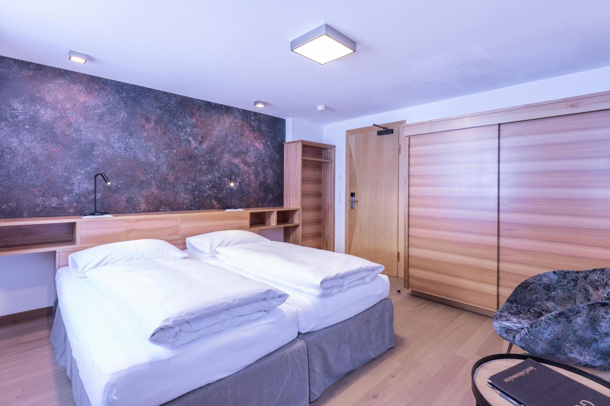 Quality Hosts Arlberg - Hotel Goldenes Kreuz B&B Sankt Anton am Arlberg Bagian luar foto