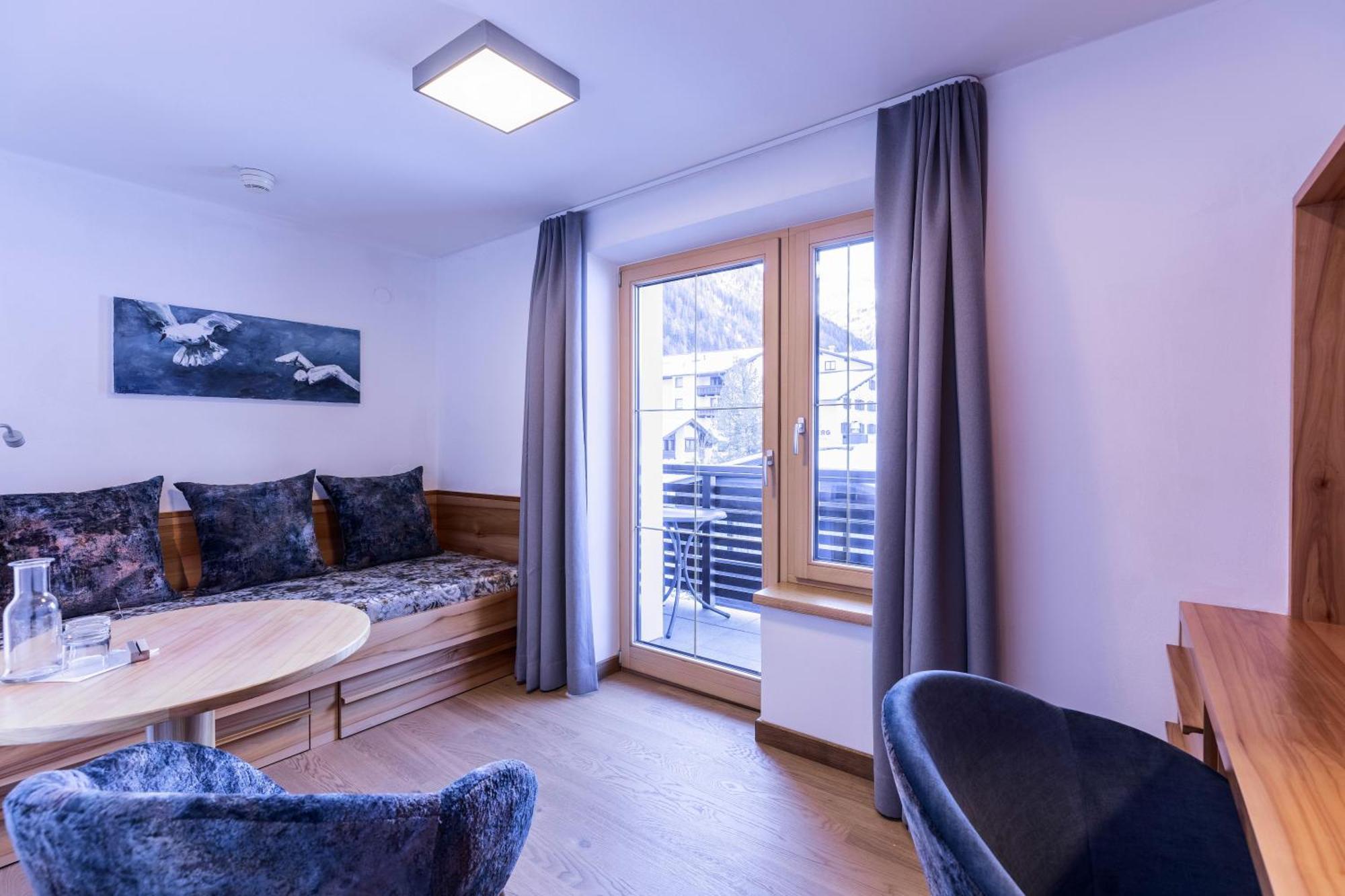 Quality Hosts Arlberg - Hotel Goldenes Kreuz B&B Sankt Anton am Arlberg Bagian luar foto