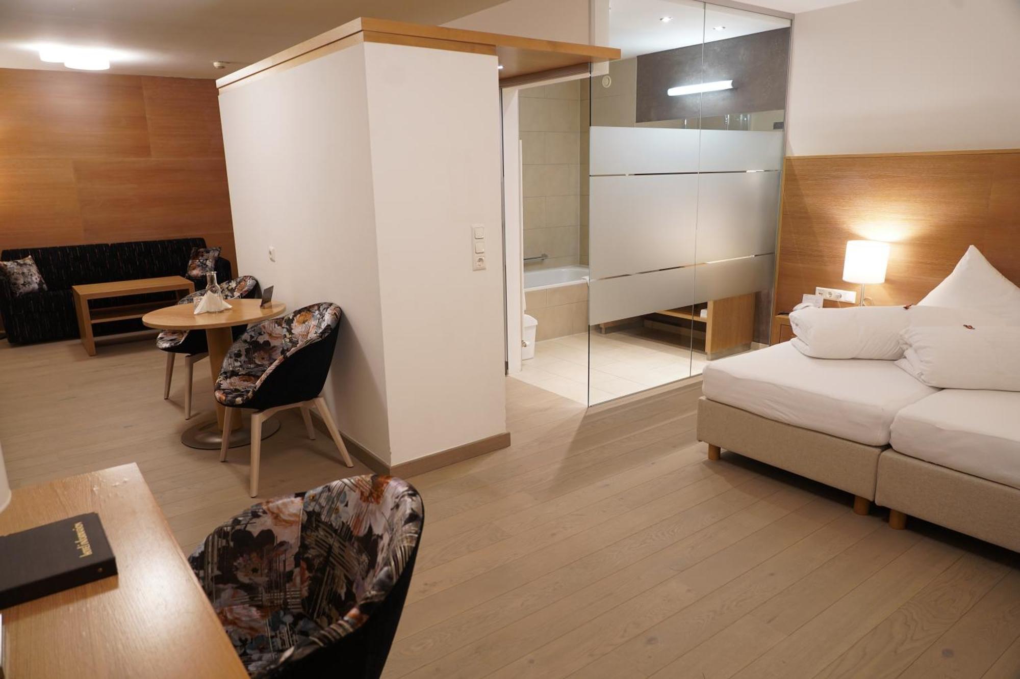 Quality Hosts Arlberg - Hotel Goldenes Kreuz B&B Sankt Anton am Arlberg Bagian luar foto