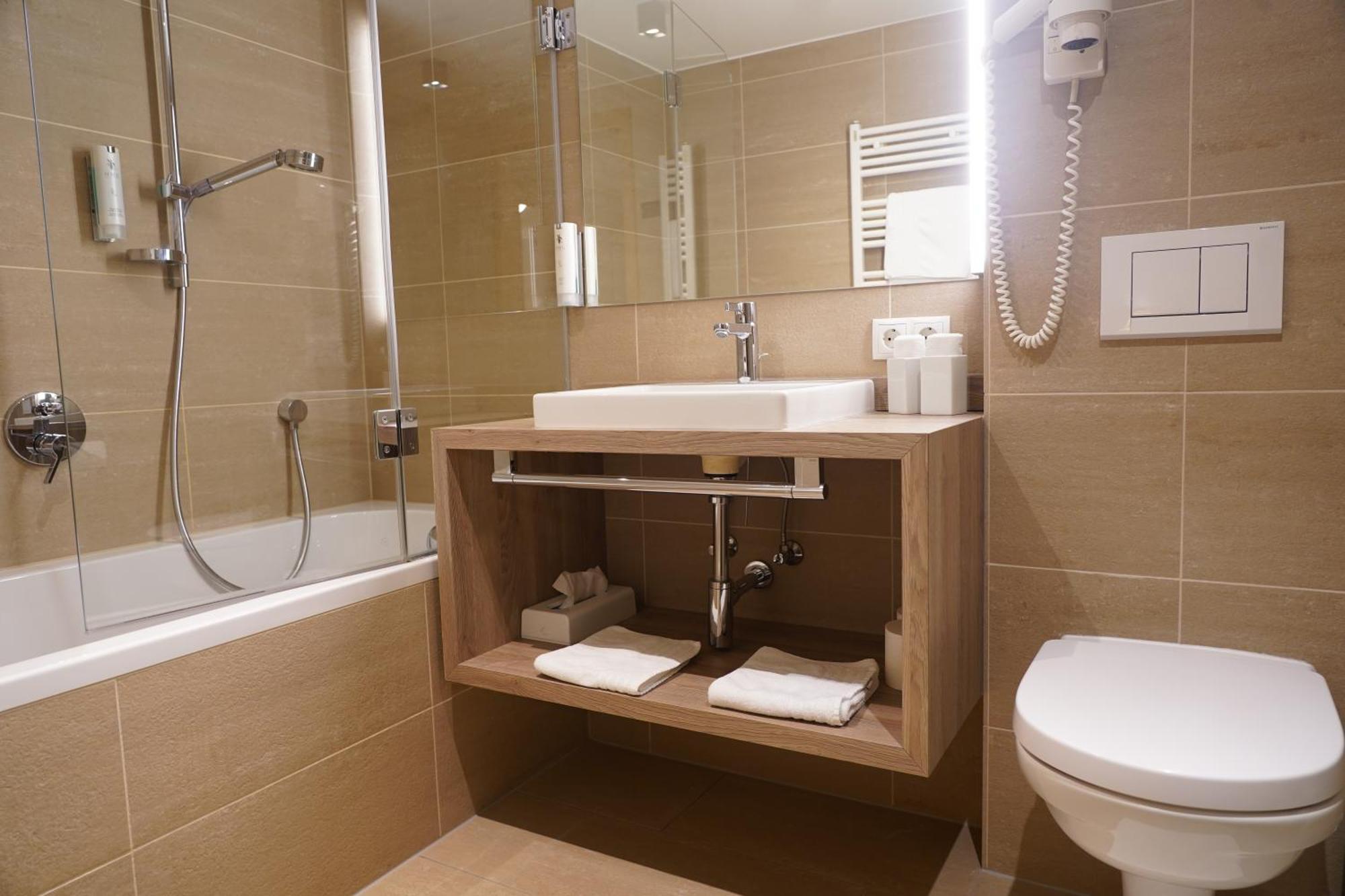 Quality Hosts Arlberg - Hotel Goldenes Kreuz B&B Sankt Anton am Arlberg Bagian luar foto