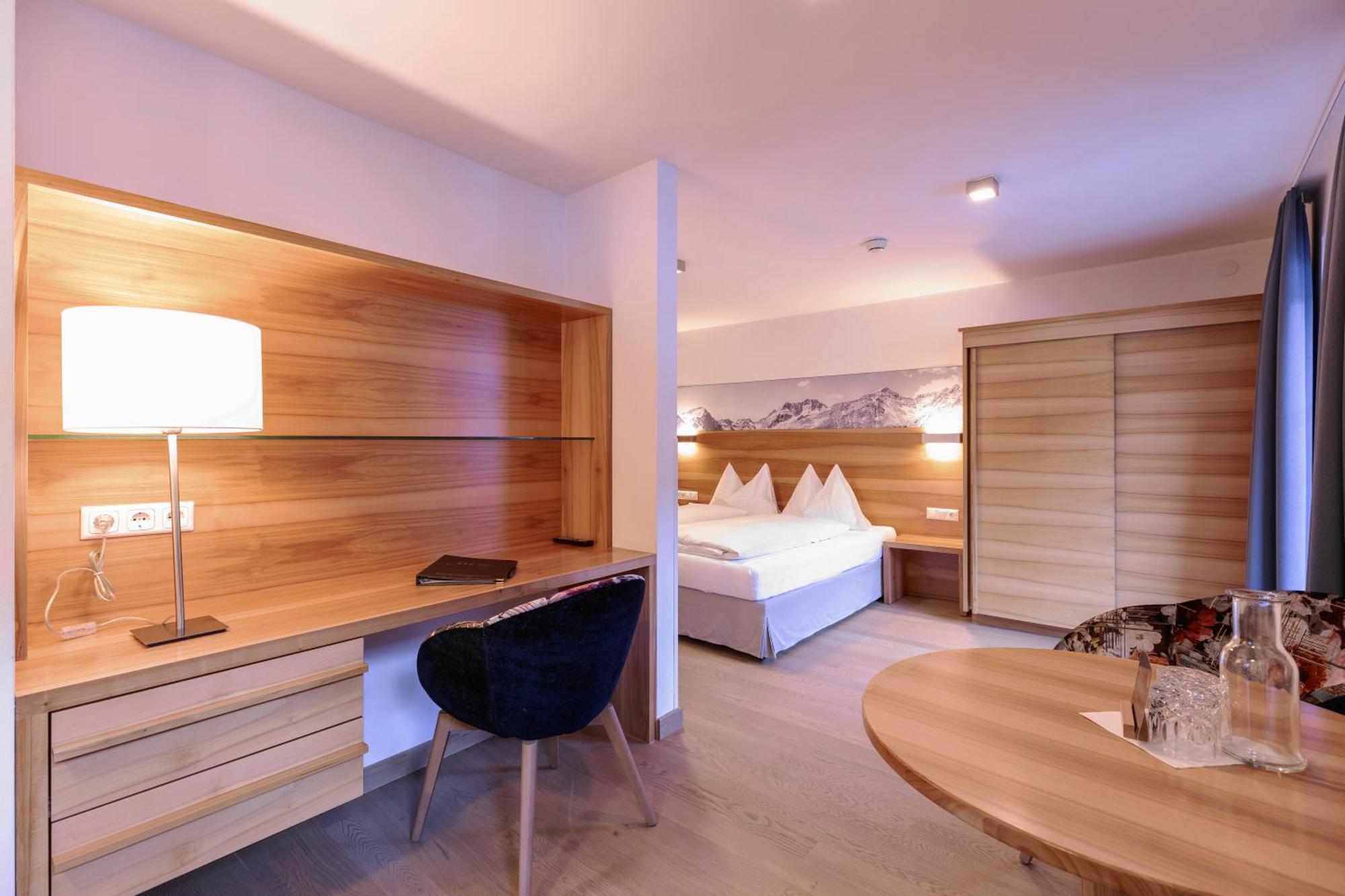 Quality Hosts Arlberg - Hotel Goldenes Kreuz B&B Sankt Anton am Arlberg Bagian luar foto