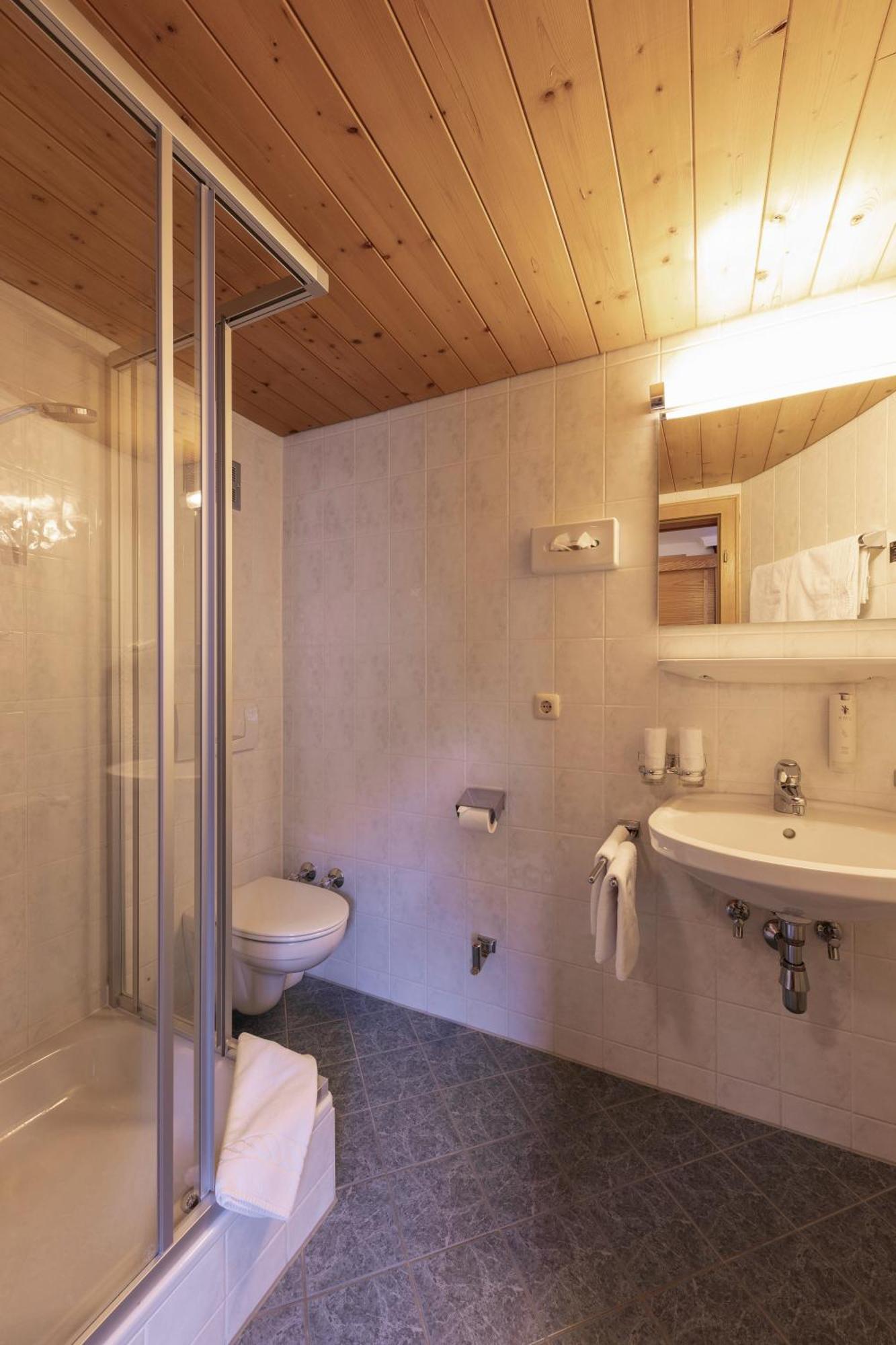 Quality Hosts Arlberg - Hotel Goldenes Kreuz B&B Sankt Anton am Arlberg Bagian luar foto