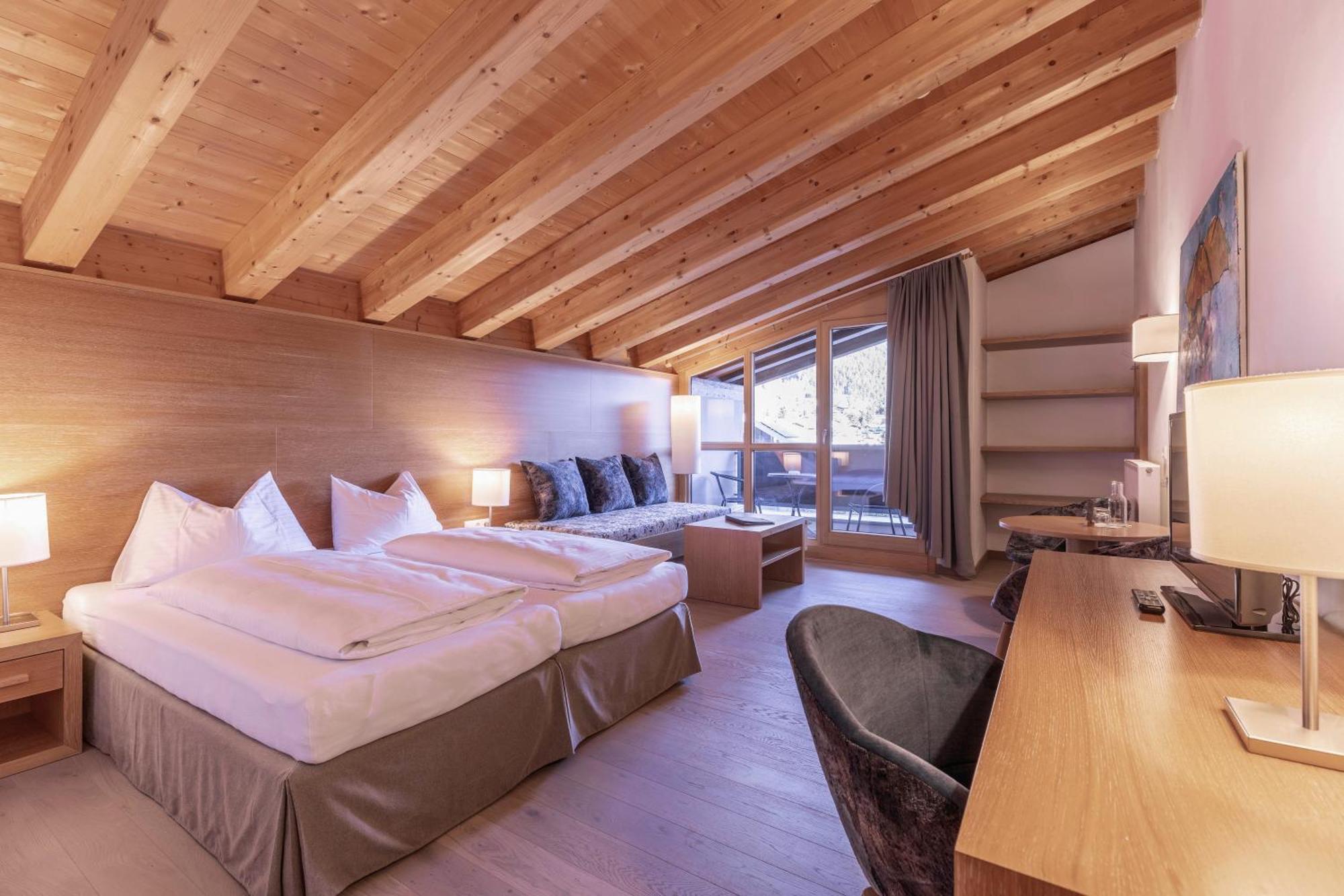 Quality Hosts Arlberg - Hotel Goldenes Kreuz B&B Sankt Anton am Arlberg Bagian luar foto