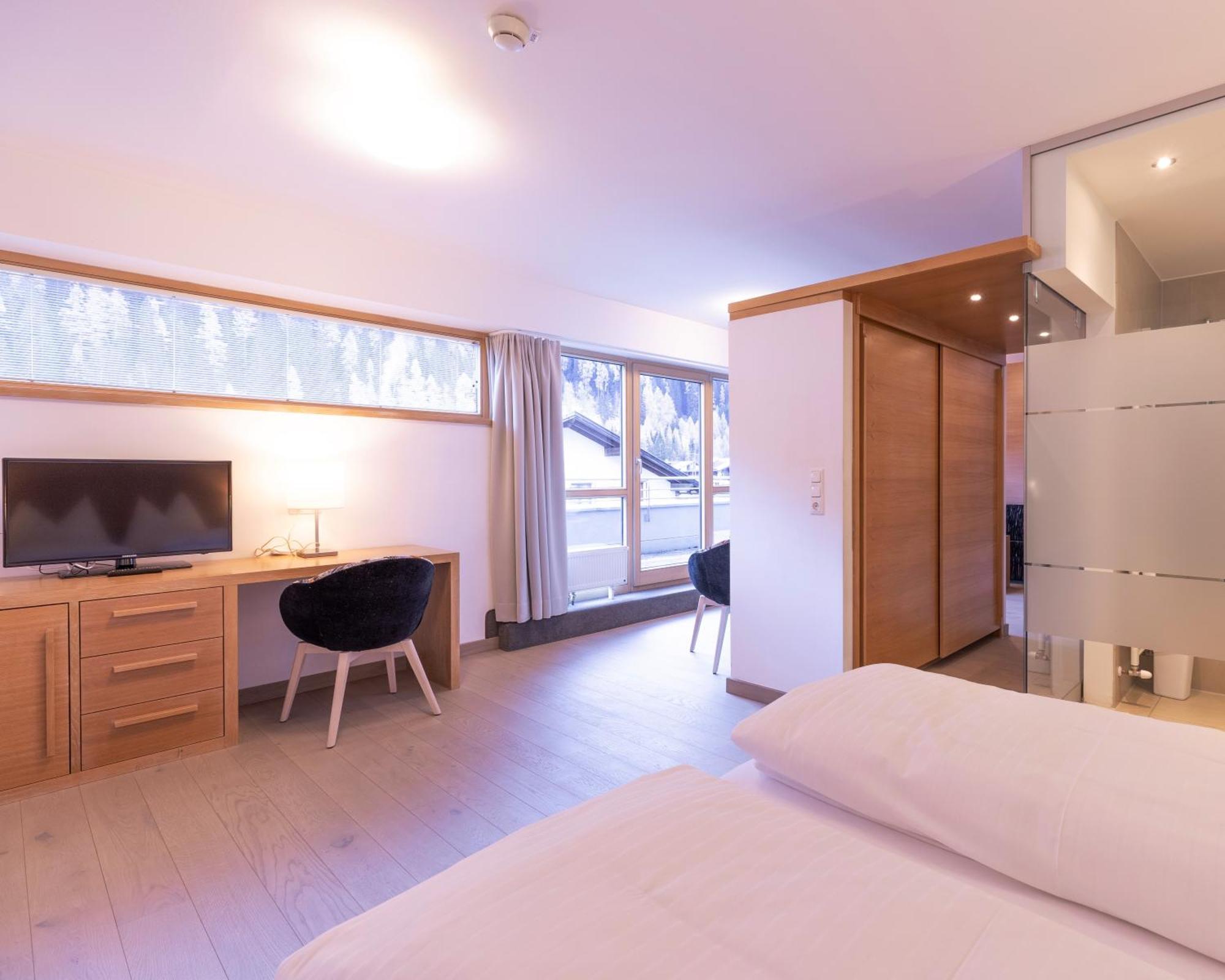 Quality Hosts Arlberg - Hotel Goldenes Kreuz B&B Sankt Anton am Arlberg Bagian luar foto